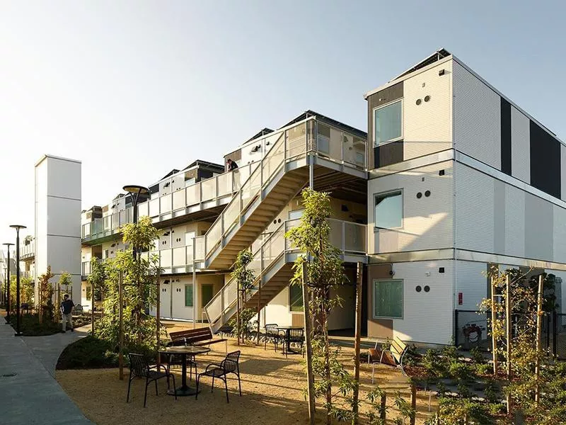Was macht mehrstöckige vorgefertigte Containerhäuser ideal für Gewerbe- und Wohnprojekte?
